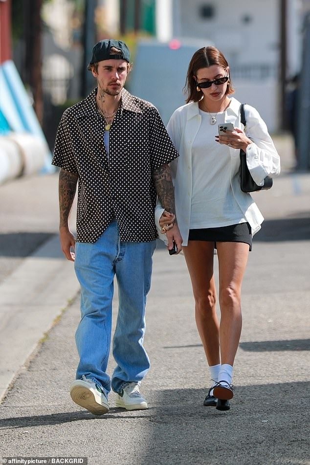 Tại đây, Hailey Baldwin diện một chiếc áo sơ mi trắng phối với váy ngắn màu đen giản dị.
Trong khi chồng nữ siêu mẫu được khen ngợi với vẻ ngoài chỉnh chu trong chiếc áo sơ mi chấm bi, quần jean rộng, kết hợp cùng giày thể thao năng động. 
