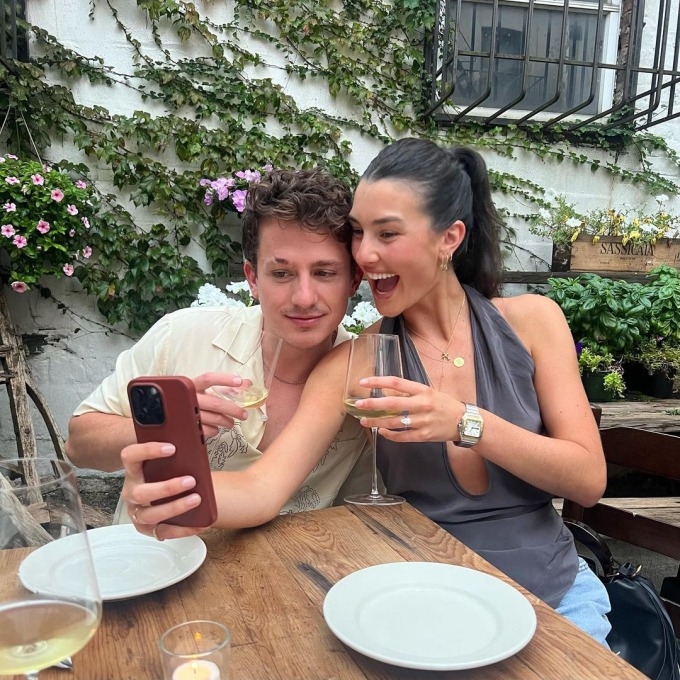 Brooke Sansone và Charlie Puth quen nhau từ thuở nhỏ tại quê nhà New Jersey của nam ca sĩ.