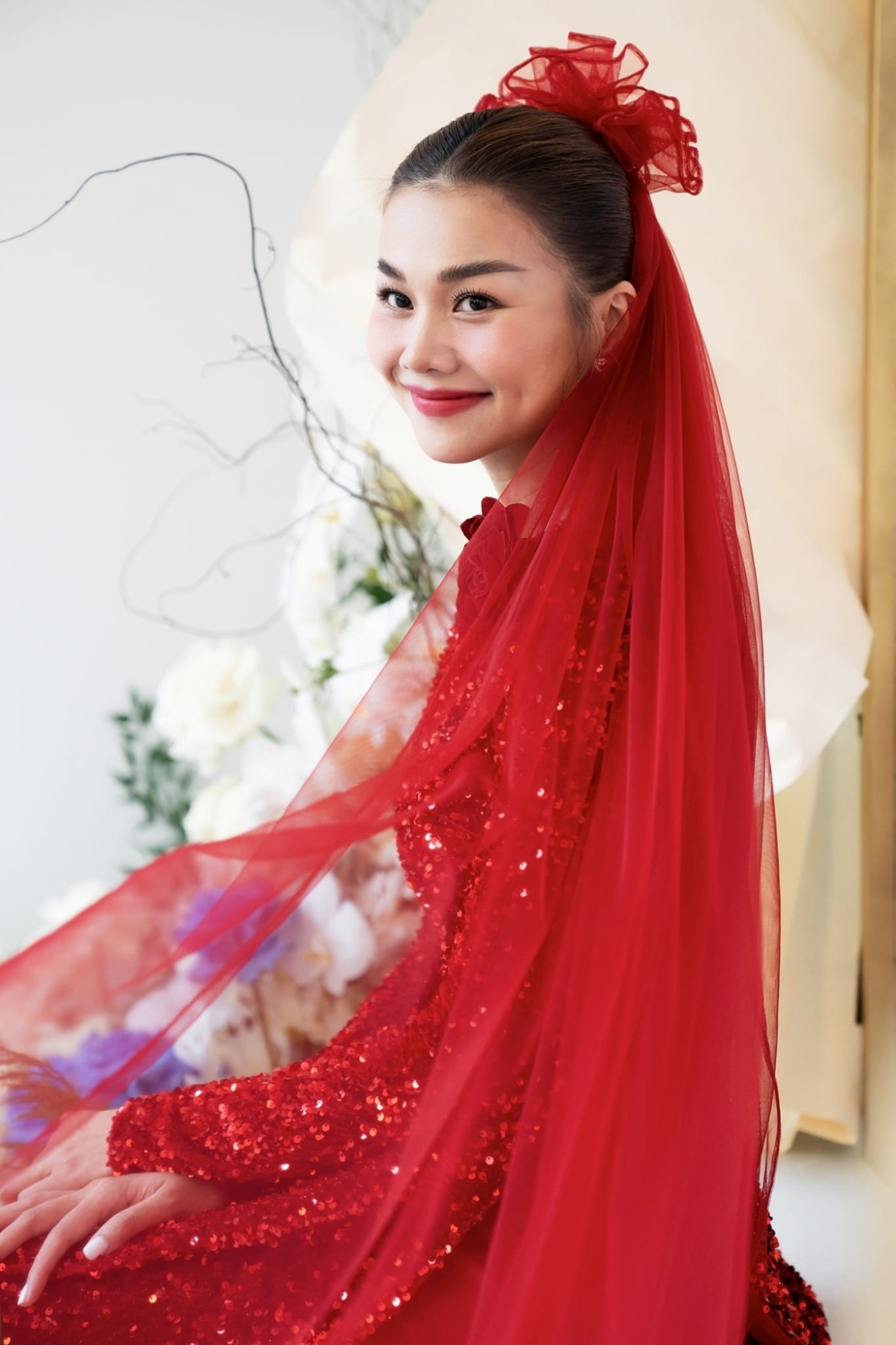 Thanh Hằng đăng tải trên trang cá nhân loạt ảnh mặc áo dài đỏ, cười hạnh phúc trước ngày tổ chức tiệc cưới. Cô vẫn giấu mặt chồng, chỉ đăng tải khoảnh khắc nắm tay, cầm hoa tươi cùng nhạc trưởng Nhật Minh.
