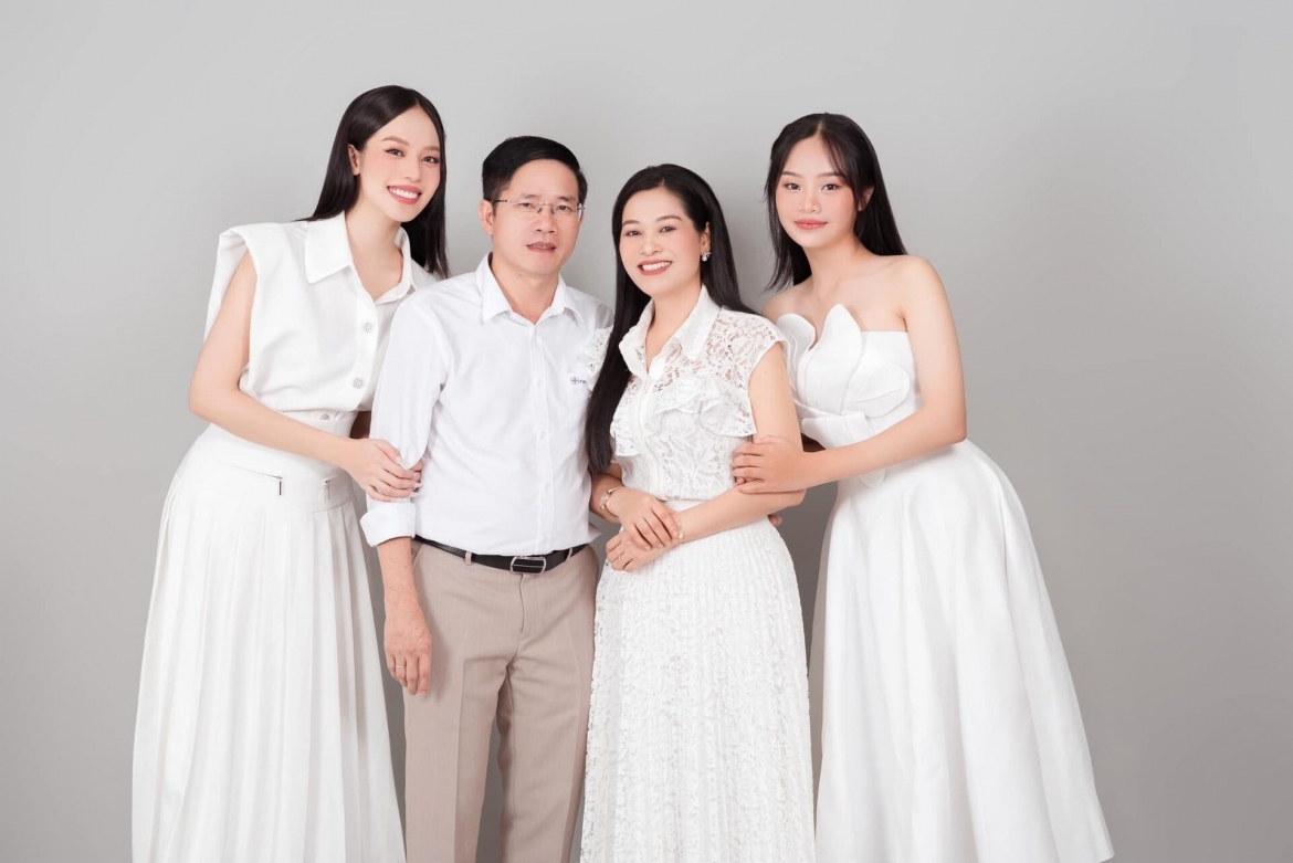 Hoa hậu Việt Nam 2022 Thanh Thuỷ khoe ảnh cùng bố mẹ và em gái. Người đẹp được nhận xét thừa hưởng nhiều nét đẹp từ mẹ.
