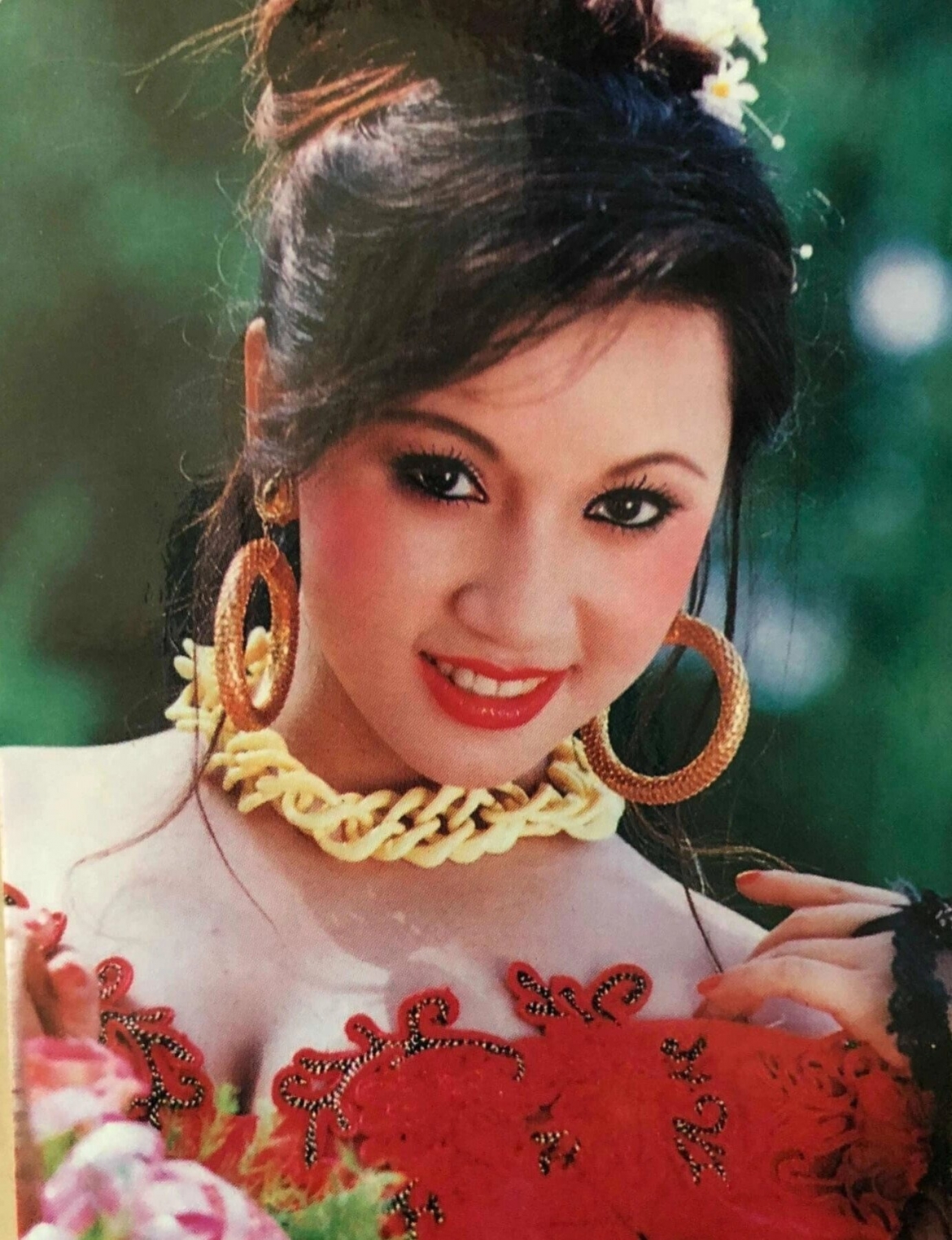 Mới đây, Y Phụng gây chú ý khi đăng tải loạt ảnh 30 năm năm trước. Thời đỉnh cao, Y Phụng xuất hiện trên nhiều bộ ảnh lịch, tạp chí với nhan sắc quyến rũ, phong cách thời trang bốc lửa.