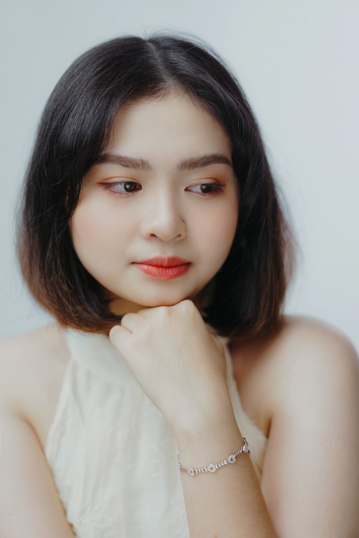 Vừa qua, ca sĩ Thiện Nhân gây chú ý khi livestream trò chuyện cùng khán giả và chia sẻ về cuộc sống hiện tại của mình. Quán quân Giọng hát Việt nhí 2014 cho biết cuộc sống cô vẫn bình thường. Thời gian qua, nữ ca sĩ dành để học tập, trau dồi kiến thức cũng như kinh nghiệm cho bản thân. Trước đó hồi tháng 7/2022, gia đình Thiện Nhân thông báo nữ ca sĩ mất tích. Tuy nhiên, sau đó, chính Thiện Nhân lên tiếng phủ nhận, đồng thời chia sẻ thẳng thắn về ồn ào với gia đình khi bị cấm cản chuyện tình cảm. 