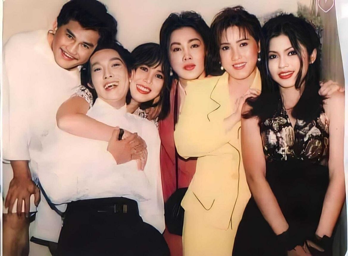 Việt Trinh đăng bức ảnh kỷ niệm kèm chia sẻ: "Vô cùng trân quý và cám ơn người đã lưu giữ tấm hình này. Một trời kỷ niệm với bao nhiêu ký ức ùa về, thập niên 90". Nhiều khán giả nhận ra trong ảnh ngoài nữ diễn viên còn có cố NSƯT Vũ Linh, NSND Hồng Vân, Lê Vũ Cầu... Thời trẻ, họ là những ngôi sao hàng đầu trong lĩnh vực mà mình theo đuổi.