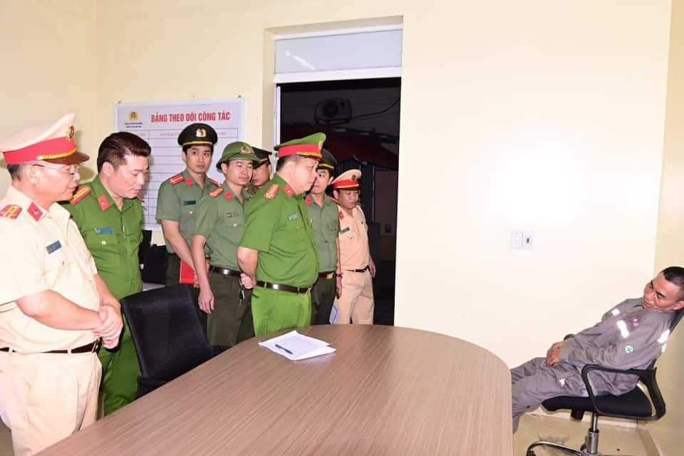 Đại tá Bùi trung Thành, Phó giám đốc Công an TP Hải Phòng trực tiếp xuống chỉ đạo vụ việc. Ảnh: CACC.