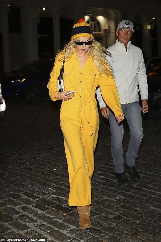 Trước đó, Gigi Hadid và gia đình cô được cho là đã nhận được những tin nhắn đáng ngại khiến họ "lo sợ cho tính mạng của mình", sau khi chia sẻ sự ủng hộ của họ đối với Palestine trên mạng, trong bối cảnh cuộc chiến đang diễn ra giữa Hamas và Israel. 