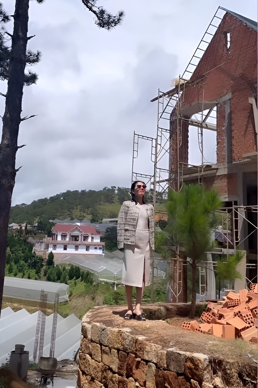 Lệ Quyên chia sẻ đoạn clip đi thăm biệt thự mới hoành tráng đang được xây dựng. Theo đó, căn biệt thự này được cô xây tại Đà Lạt. Nữ ca sĩ cũng cho biết đây là biệt thự dự kiến xây để đón Giáng sinh sắp tới.