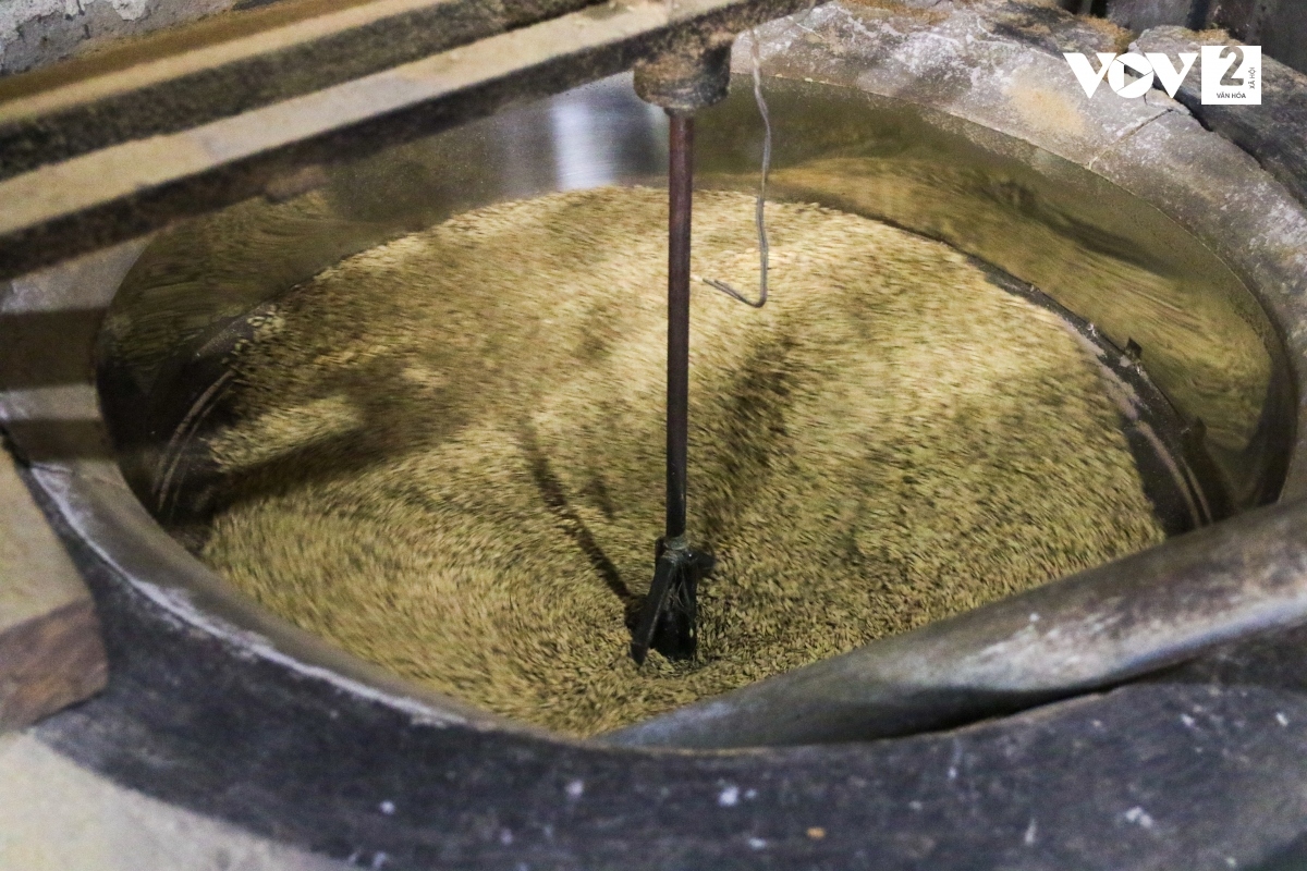 Các công đoạn làm cốm khá cầu kỳ, nguyên liệu là các loại lúa nếp lương phượng, lúa nếp thơm, lúa nếp tan, lúa nếp quýt, lúa nếp cái hoa vàng…