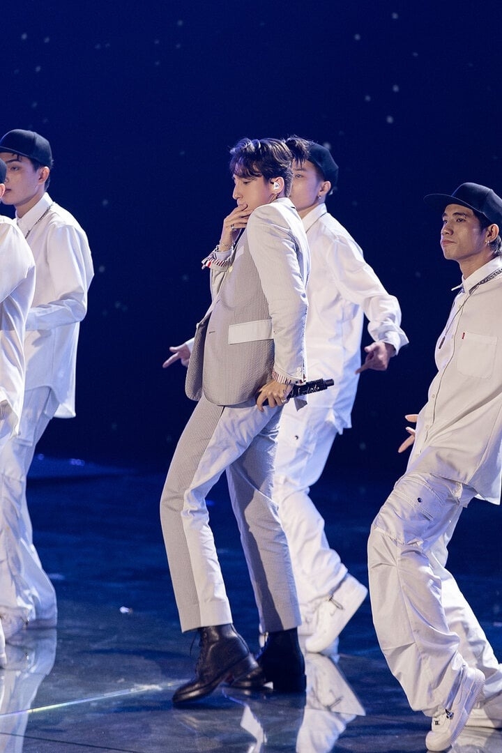 Xuất hiện trong đêm chung kết Vietnam Idol 2023, Sơn Tùng M-TP mang đến tiết mục ấn tượng khiến nhiều khán giả bồi hồi. Chia sẻ về sự trở lại của mình tại Vietnam Idol, Sơn Tùng M-TP cho biết: "Tôi cảm thấy rất xúc động và muốn dành lời cảm ơn chân thành nhất đến chương trình vì đã cho tôi có cơ hội đứng trên sân khấu này ngày hôm nay. Tôi được sống lại khoảnh khắc đã từng có với Vietnam Idol cách đây đúng 10 năm với chính bài hát này. Tôi rất biết ơn những gì đã và đang có, và đặc biệt cảm ơn khán giả rất nhiều. Trong khoảnh khắc này, tôi cũng muốn gửi lời cảm ơn chân thành đến nhạc sĩ Huy Tuấn. Đây là người anh, người thầy đầu tiên trong cuộc đời của tôi. Không có anh Huy Tuấn thì chắc chắn sẽ không có Sơn Tùng M-TP của ngày hôm nay".