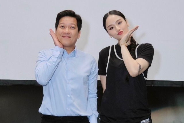 Trường Giang trải lòng: "Hai lần vợ tôi sinh con, tôi đều không có mặt trong bệnh viện. Tôi đứng trên sân khấu quay mà tôi rất muốn khóc nhưng không thể, vì máy quay đang ghi hình mình. Trong lòng của tôi lúc đó xốn xang lắm vì khi vợ sinh đẻ thì cửa sinh, cửa tử rất gần nhau, mình đâu biết được chuyện gì. Dù có rất nhiều người bên cạnh nhưng lại không có tôi ở đó".
