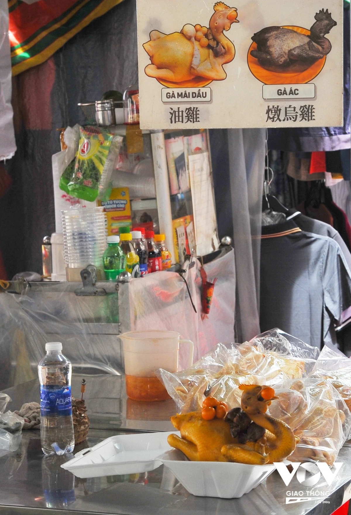 Chợ nằm giữa cộng đồng dân cư người Hoa nên hàng hóa, thực phẩm ở đây đa dạng văn hóa Việt – Hoa.