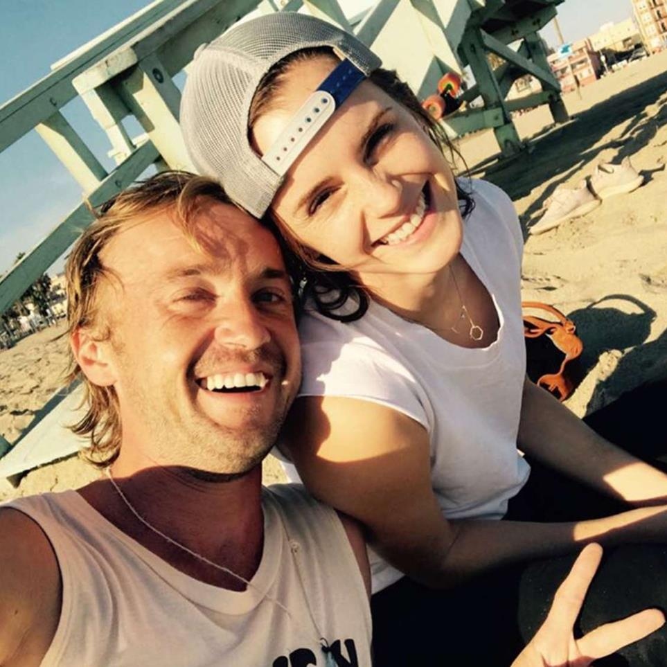 Tom và Emma đi chơi cùng nhau, ảnh được đăng trên Instagram của Emma Watson