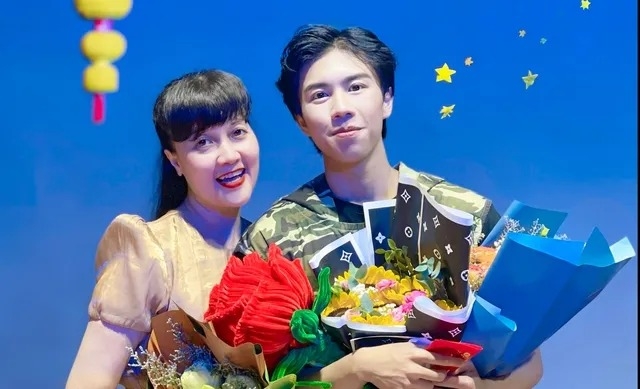 Vốn là nghệ sĩ kín tiếng trong đời sống cá nhân, Vân Dung bất ngờ khoe hình ảnh con trai là diễn viên trẻ trong bộ phim Cuộc chiến không giới tuyến, nhận được sự quan tâm của khán giả. Vân Dung cho biết con trai cô là Long Vũ sinh năm 2001, vừa tốt nghiệp Trường đại học Sân khấu Điện ảnh Hà Nội. Vân Dung tâm sự khi con bày tỏ muốn theo nghề, ban đầu cô khá băn khoăn. Nữ nghệ sĩ cho rằng khi theo nghề thì phải đam mê và nếu không có tài năng thực sự thì sẽ rất khó khăn để được khán giả yêu mến. Nhưng khi thấy quyết tâm của con, cô ủng hộ nhiệt tình.