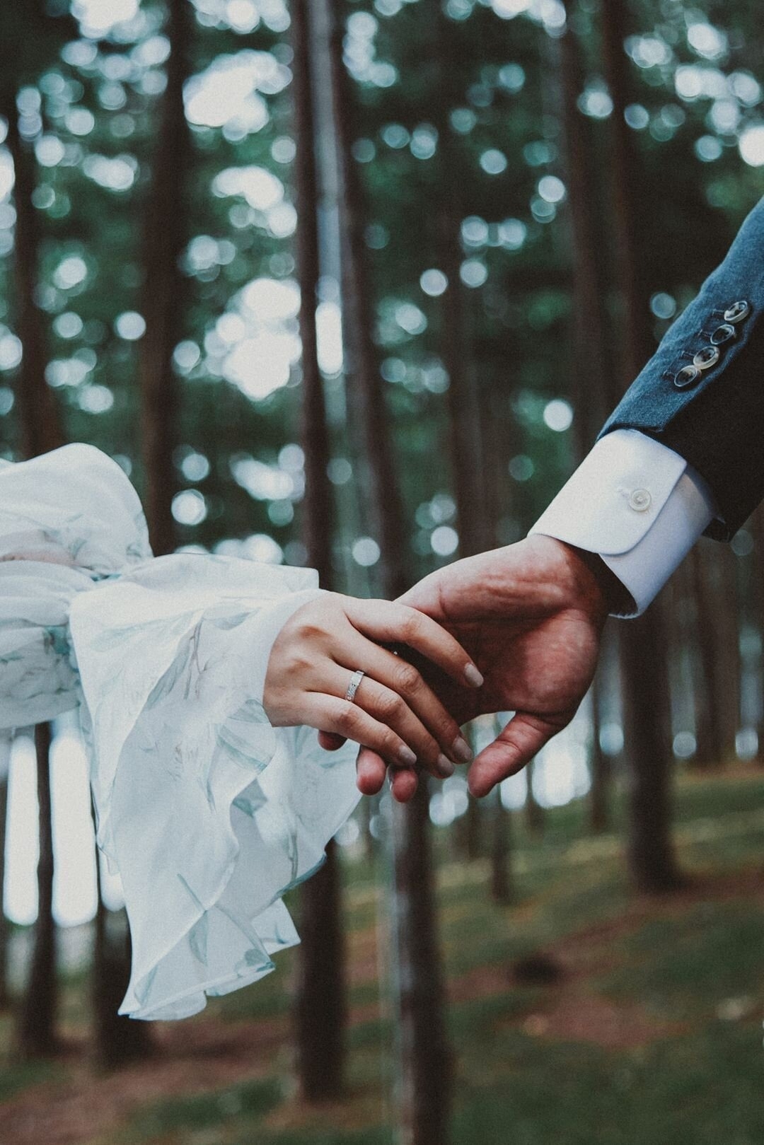 Thanh Hằng gây chú ý khi đăng tải bức ảnh đeo nhẫn cưới nắm tay chú rể. Dù vẫn rất kín tiếng về danh tính chồng sắp cưới nhưng nhiều khán giả vẫn dành lời chúc phúc tới nữ siêu mẫu.
