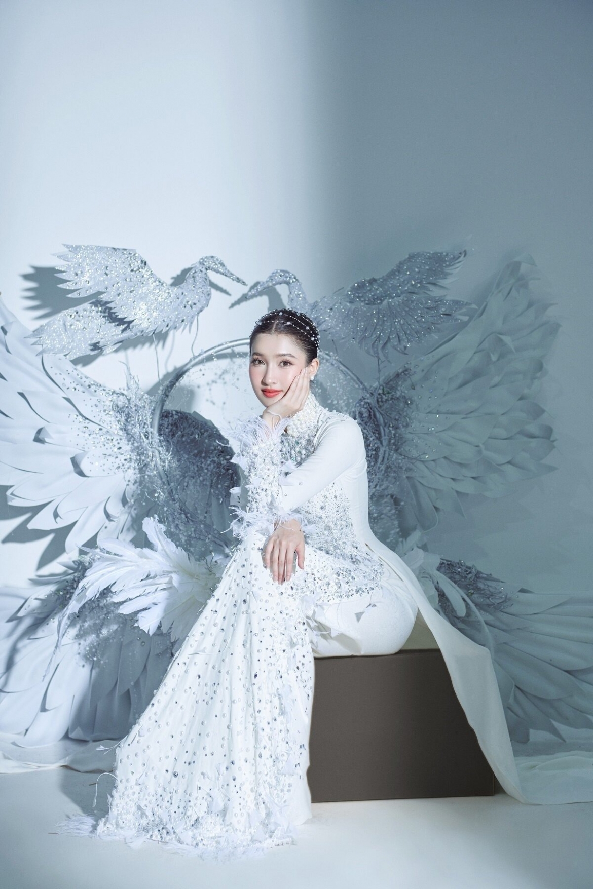 Á hậu Phương Nhi tung ra hình ảnh bộ trang phục chính thức mà cô mang đến phần thi National Costume của cuộc thi Miss International. Bộ trang phục mang tên “Cò ơi” với trung tâm là áo dài truyền thống Việt Nam, đằng sau là hai chiếc cánh lớn và khung tròn có mô hình 2 chú cò hướng mặt vào nhau. 