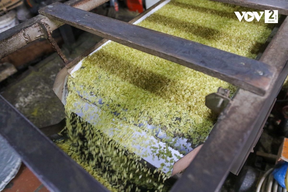 Lúa nếp non đem về rang chín rồi giã, sàng sảy nhiều lần.