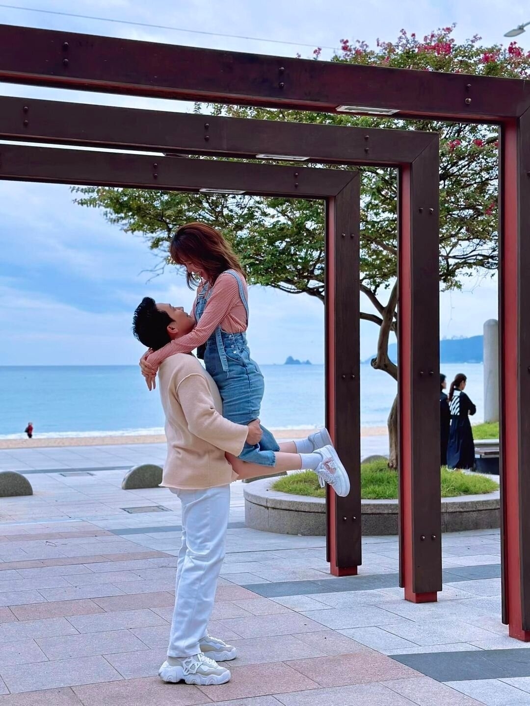 Hari Won khoe bức ảnh cô được ông xã Trấn Thành bế bổng trên tay. Khoảnh khắc ngọt ngào của cặp đôi khiến người hâm mộ thích thú.
