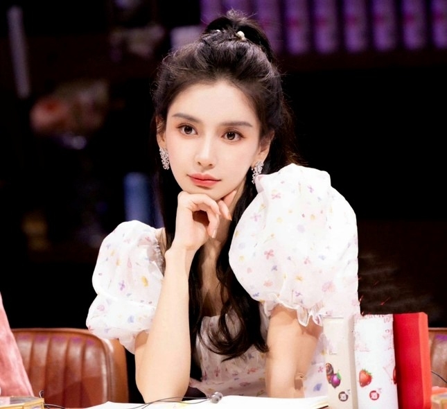 Angelababy đang trong tình trạng bị cấm sóng ngầm, nữ diễn viên cầu cứu bạn bè và chồng cũ Huỳnh Hiểu Minh để giúp mình vượt qua sóng gió. Một người trong ngành tiết lộ Angelababy muốn nhờ chồng cũ Huỳnh Hiểu Minh ra mặt giúp đỡ, cải thiện danh tiếng. Tuy nhiên, Huỳnh Hiểu Minh dường như không quan tâm tới những khó khăn của vợ. Nam diễn viên mới đây chia sẻ hình ảnh anh đi xem buổi hòa nhạc của Châu Kiệt Luân tại Thượng Hải.