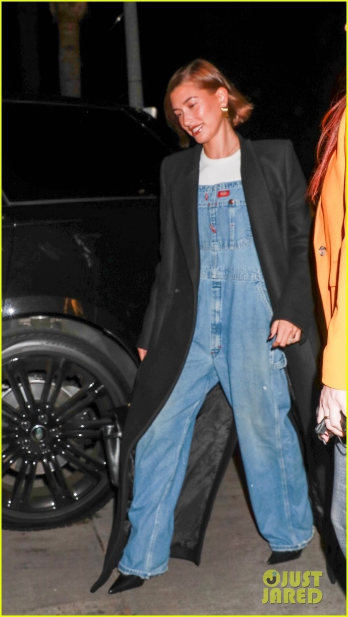 Diện mạo mới nhất của vợ chồng nhà Justin Bieber được nhiều người hâm mộ đánh giá là tương đồng và hợp thời trang. Bởi từ lâu phong cách ăn mặc đối lập đến mức bị gọi là "đũa lệch" của cặp đôi đã trở thành đề tài gây chú ý trên mạng xã hội. 