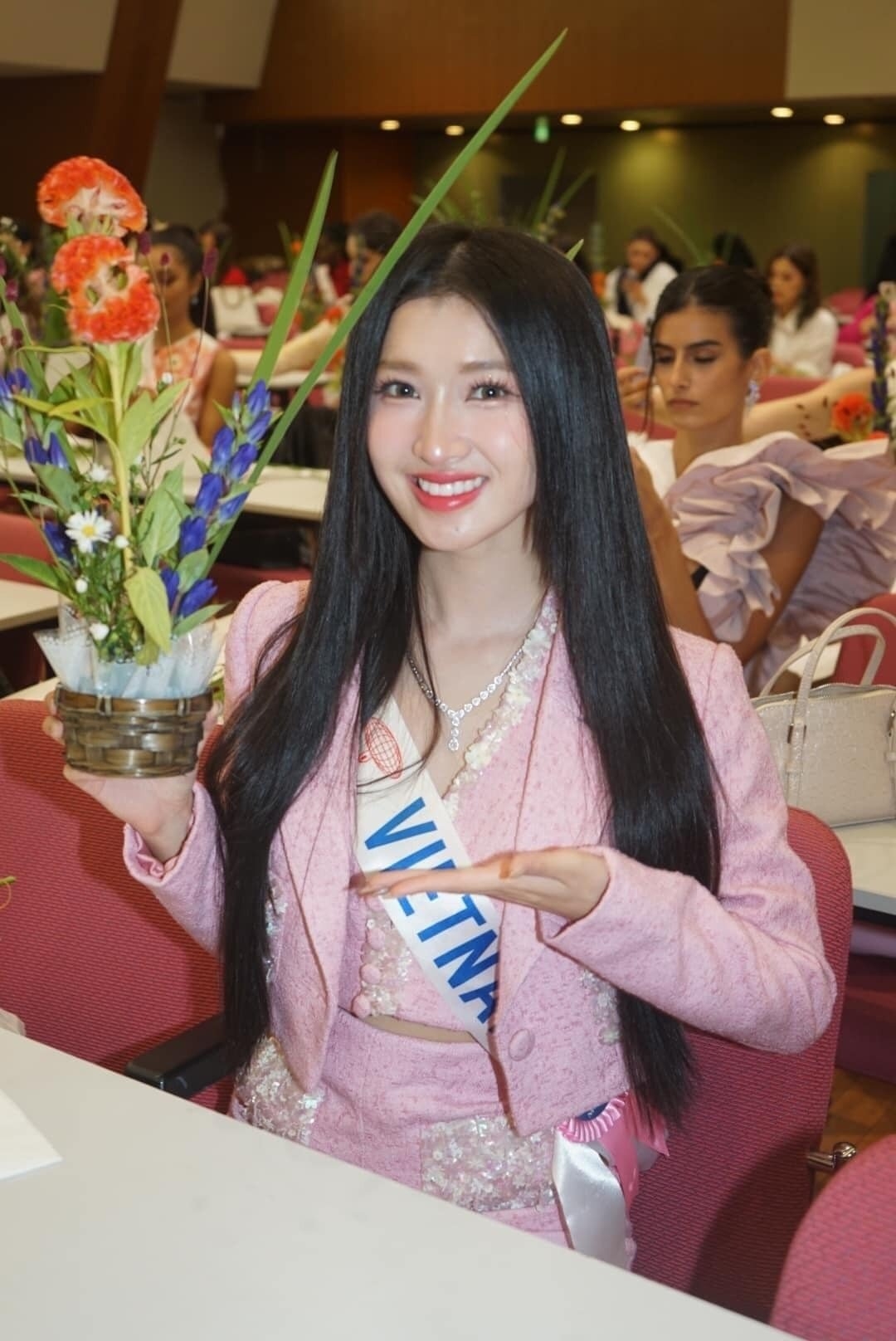 Tham gia một hoạt động của cuộc thi Miss International 2023, Á hậu Phương Nhi được dịp khoe tài cắm hoa. Người đẹp nở nụ cười rạng rỡ với tác phẩm của mình. Mặc dù vướng phải những tranh cãi liên quan đến kiến thức cơ bản nhưng Á hậu Phương Nhi vẫn bỏ qua tất cả để thể hiện tốt các hoạt động trong khuôn khổ cuộc thi.