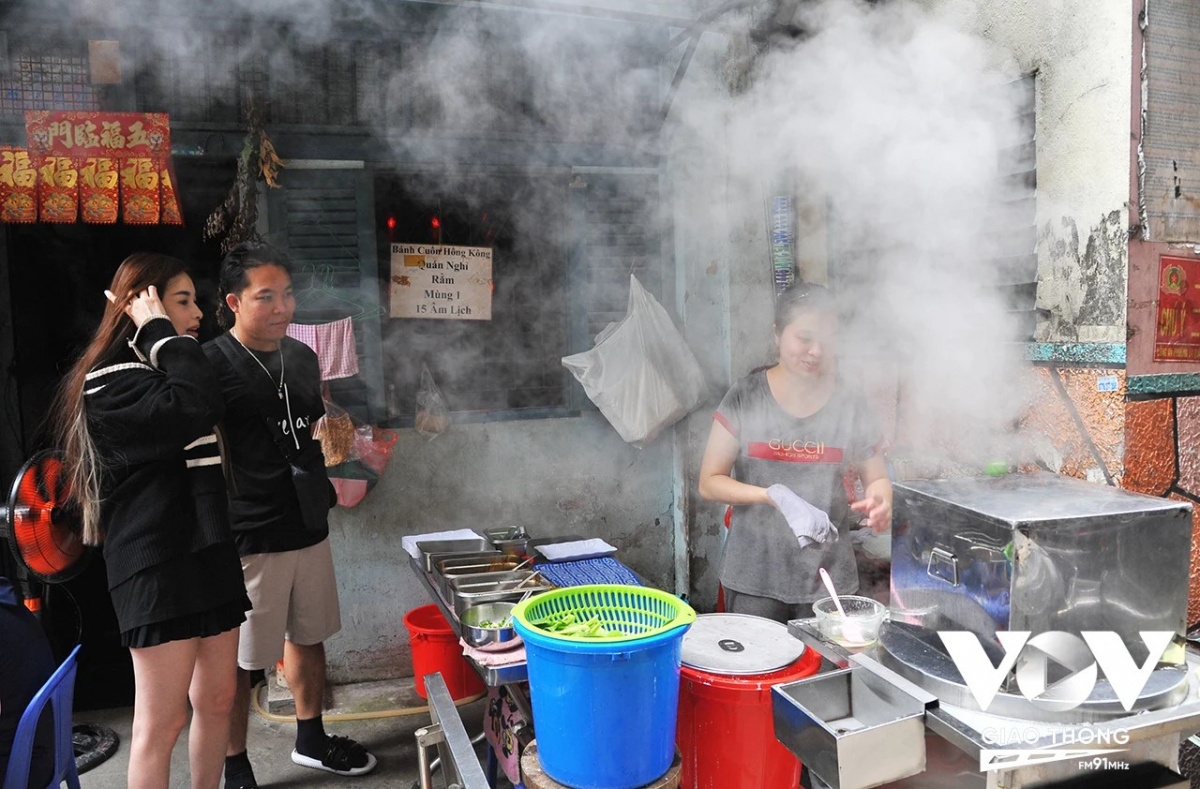 Quán bánh cuốn Hồng Kông (Trung Quốc) của chị Ngô Kim Ngọc nghi ngút khói tại hẻm chợ 189 Phùng Hưng được nhiều người biết đến thông qua mạng xã hội.