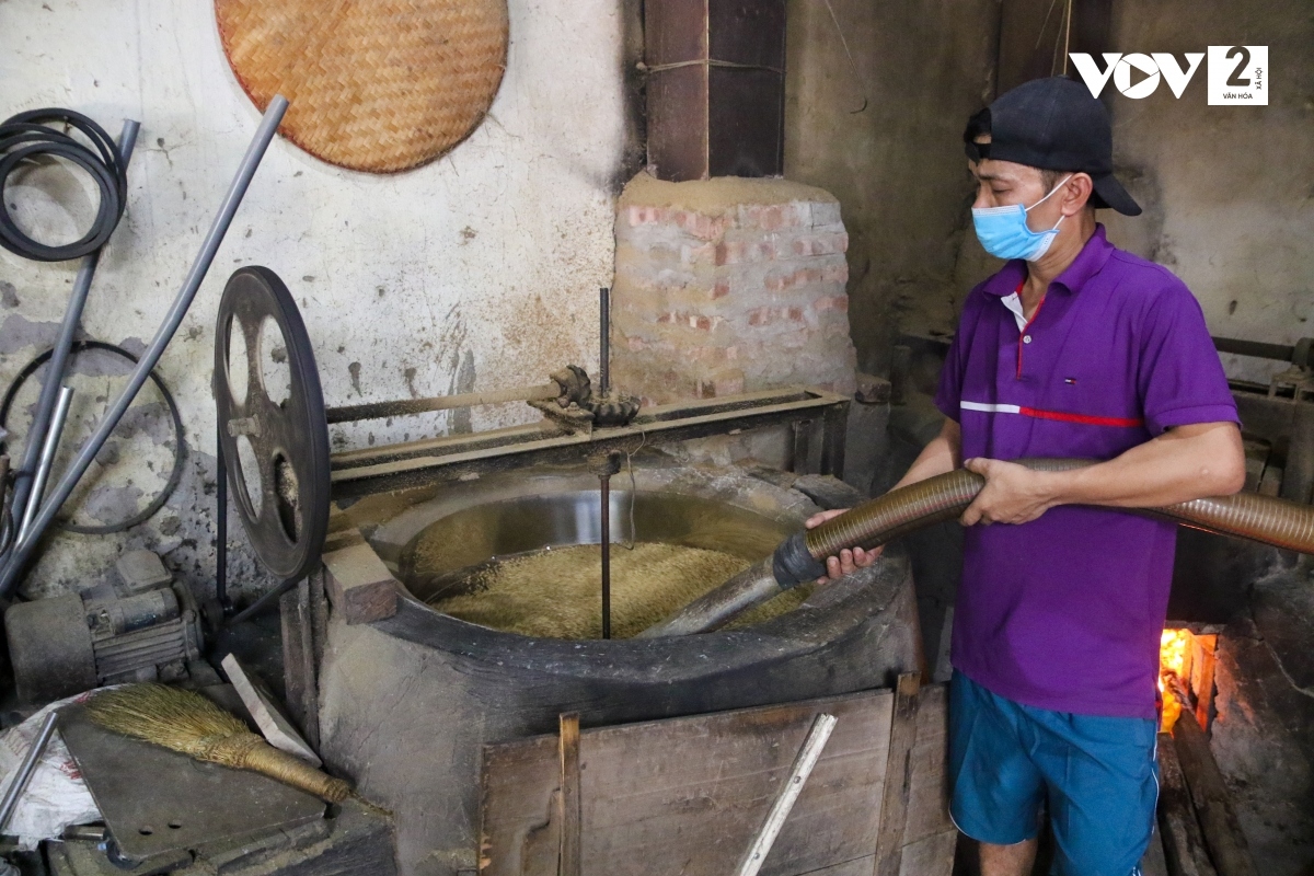 Rang cốm là một nghệ thuật, rang sao cho hạt thóc đạt độ dẻo, dai. Phải điều chỉnh lửa sao cho vừa để hạt thóc vừa đẹp lại vừa không bị sống, không bị vụn.