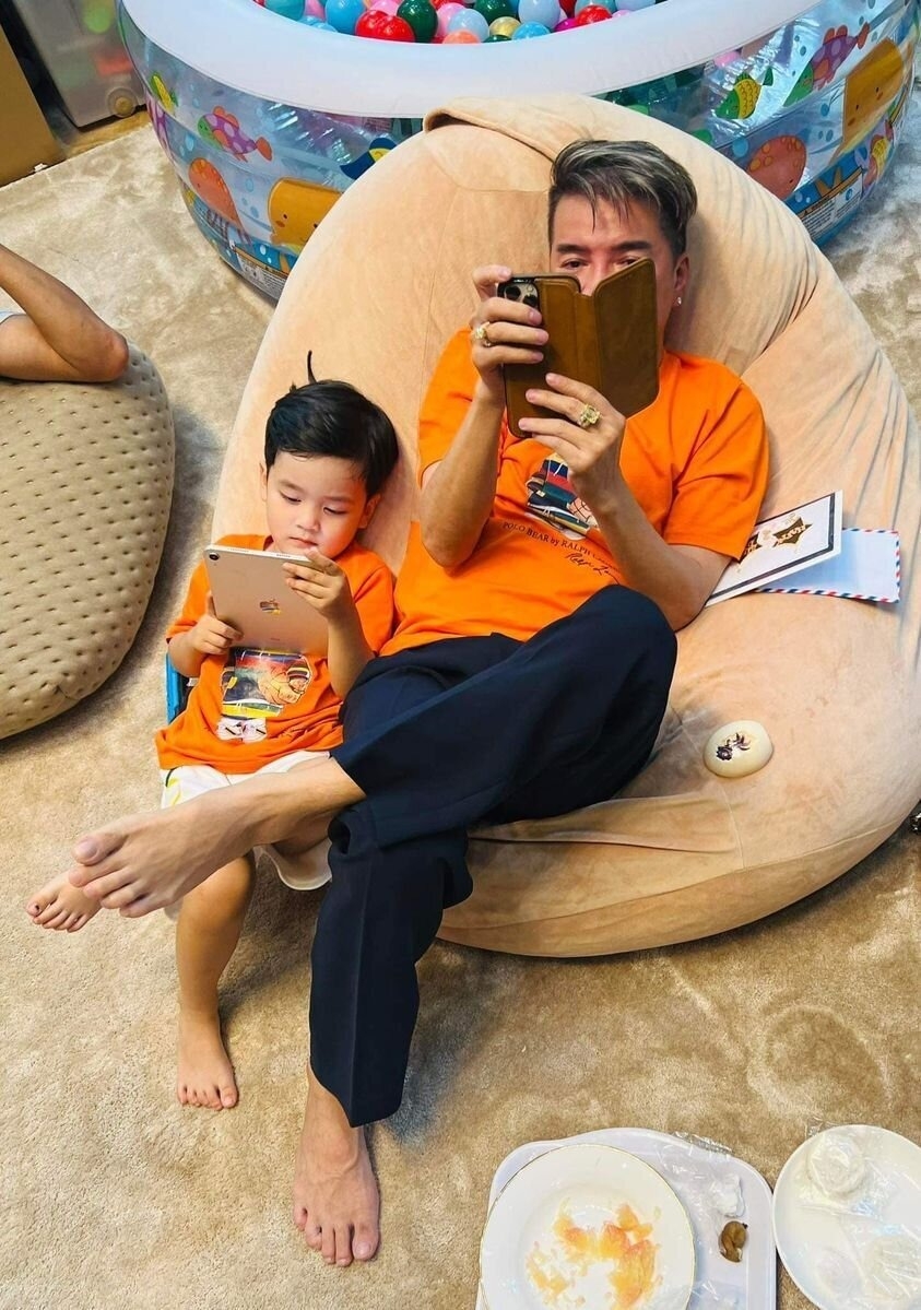 Đàm Vĩnh Hưng hãnh diện chia sẻ loạt ảnh đáng yêu bên con trai. Hai cha con không chỉ mặc đồ đôi mà còn có động tác giống hệt nhau. Bé Polo như một bản sao của Mr. Đàm.