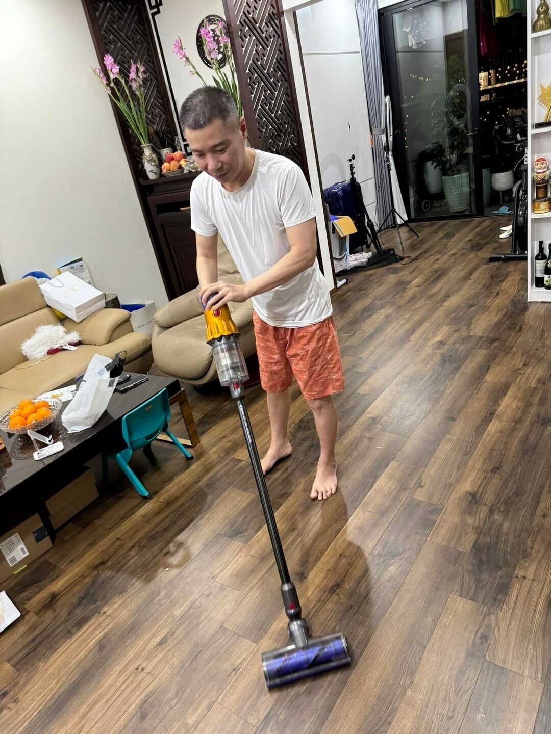 NSND Công Lý vẫn đang điều trị bệnh tai biến. Anh di chuyển khó khăn nhưng vẫn chịu khó giúp vợ làm việc nhà. Sau một thời gian trị bệnh, Công Lý hiện đang dần hồi phục và bắt đầu tái xuất với sân khấu, phim ảnh.