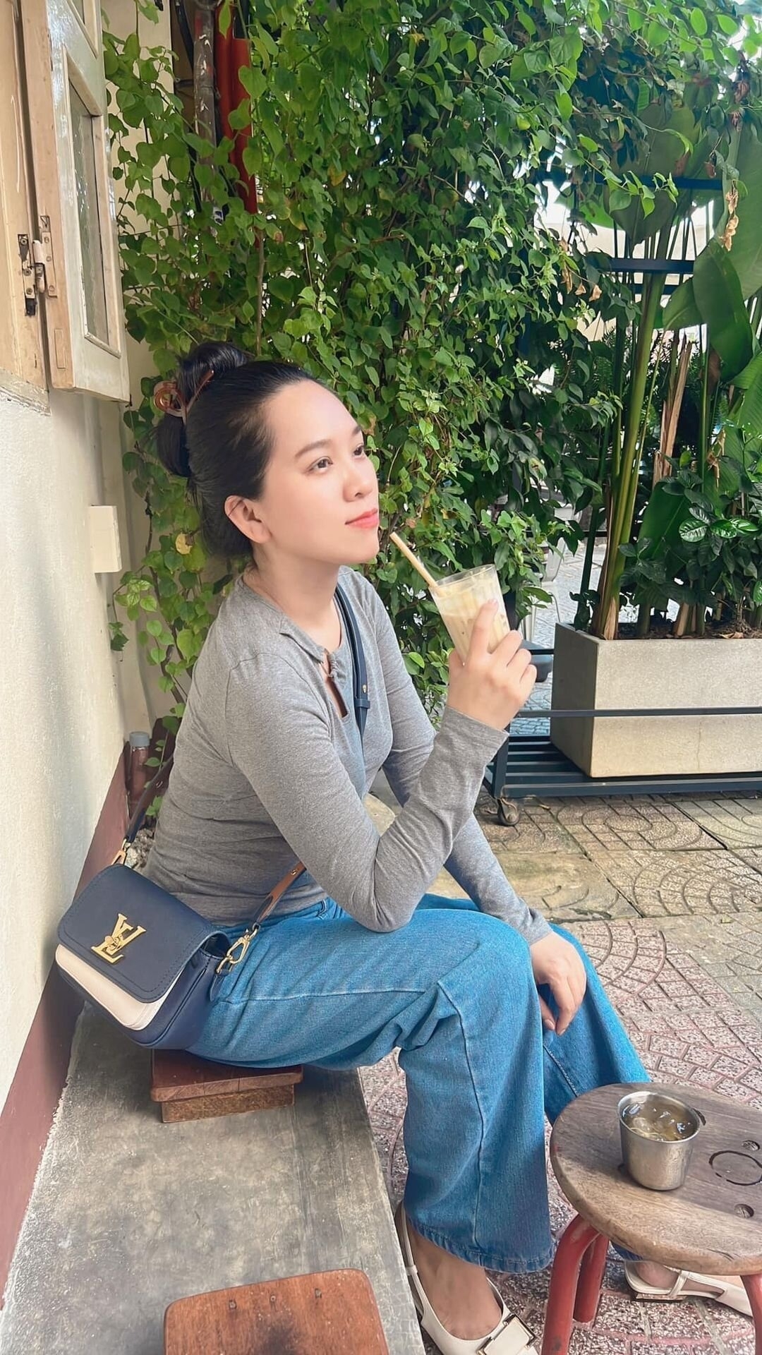 Ca sĩ Hồng Phượng - cháu gái Vũ Linh chia sẻ hình ảnh tươi tắn kèm dòng ẩn ý: "Mời cả nhà uống ly cà phê muối, mặn hay nhạt có gì quan trọng! Quan trọng là...".