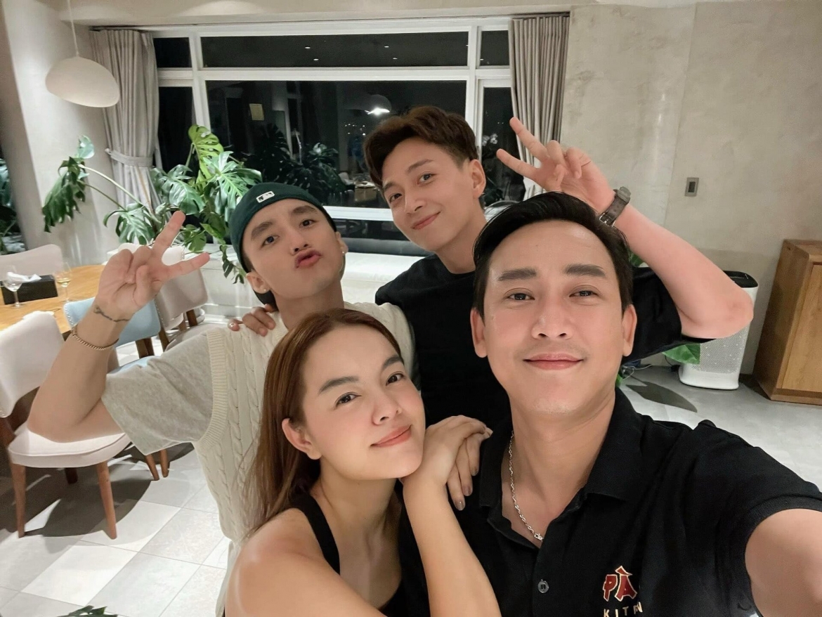 Dàn sao "Chàng trai năm ấy" bao gồm Sơn Tùng M-TP, Hứa Vĩ Văn, Phạm Quỳnh Anh, Ngô Kiến Huy cùng nhau hội ngộ sau 9 năm. Phạm Quỳnh Anh đăng tải hình ảnh kèm chia sẻ: "Anh Lâm, Đình Phong, Băng - Hà gặp lại nhau, cùng ăn một bữa cơm tối ấm cúng và ôn lại chuyện cũ, hỏi thăm chuyện mới. Mới đó mà đã 9 năm, mãi như ngày hôm qua", cô viết.