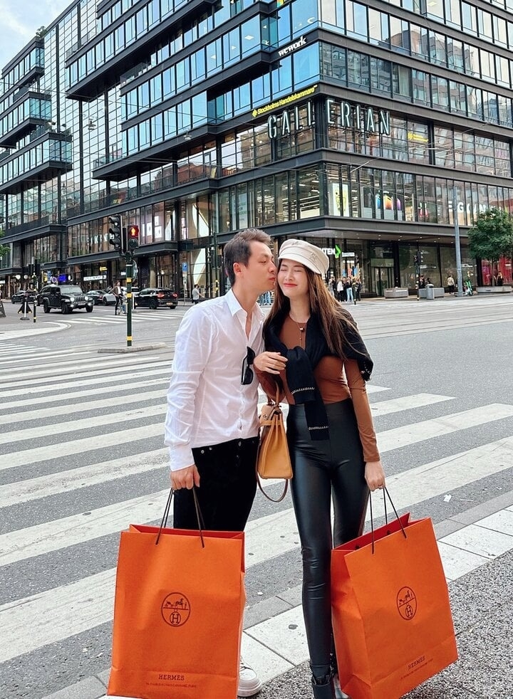 20/10 là ngày để các quý ông Việt bày tỏ tình cảm với "nửa kia" của mình. Được xem là ông chồng "điểm 10" của showbiz Việt, Đăng Khôi khiến nhiều khán giả nữ phải ngưỡng mộ khi dành tặng bà xã chiếc túi hiệu xa xỉ trị giá hơn 1 tỷ đồng nhân ngày đặc biệt.