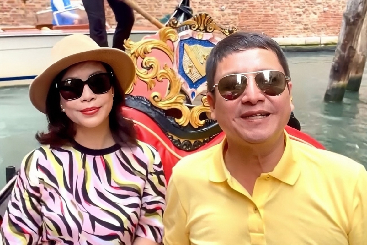 Chí Trung và bạn gái Ý Lan ngồi thuyền ngắm cảnh đẹp phố Venice, Italy. 