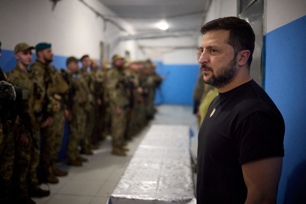 Tổng thống Ukraine Zelensky trao thưởng cho các binh sỹ Ukraine khi ông đến thăm tiền tuyến ở khu vực Donetsk, Ukraine, ngày 4/9. Ảnh: Cơ quan Báo chí Tổng thống Ukraine.
