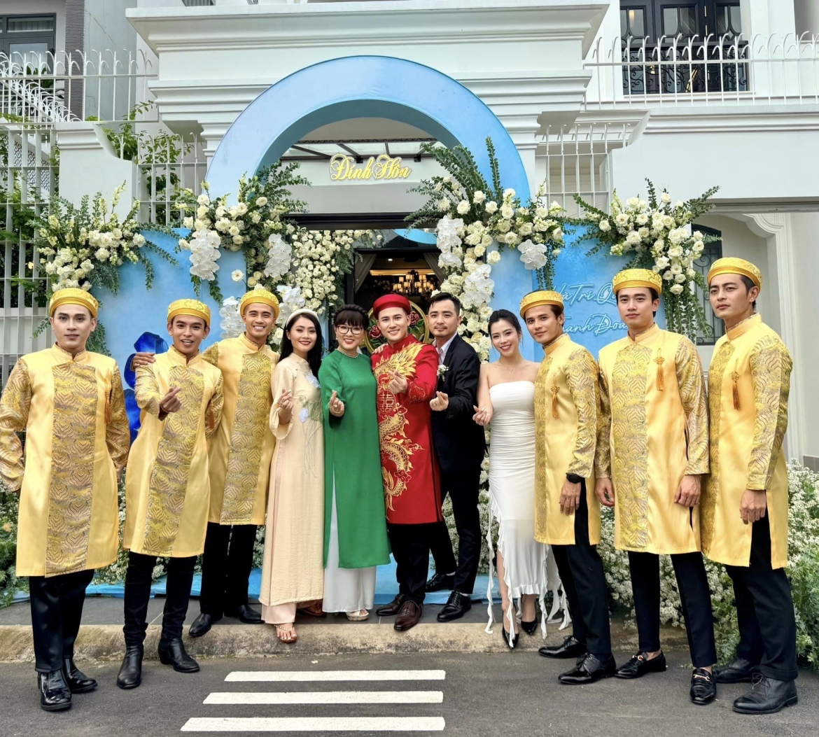 Sau hơn 3 năm bên nhau, diễn viên Hà Trí Quang đã chính thức tổ chức đám hỏi với người yêu đồng giới.