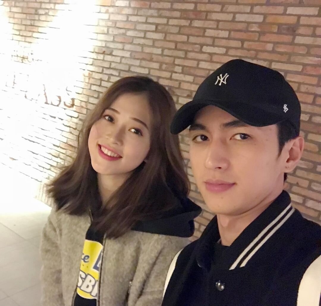 Bình An chia sẻ lại bức ảnh đầu tiên chụp cùng bà xã Phương Nga. Anh viết: "1 năm ngày cưới, 6 năm bên nhau! Đây là bức ảnh lần đầu tiên hẹn hò với cô bạn thân, lúc ấy bạn mới 18 tuổi". 