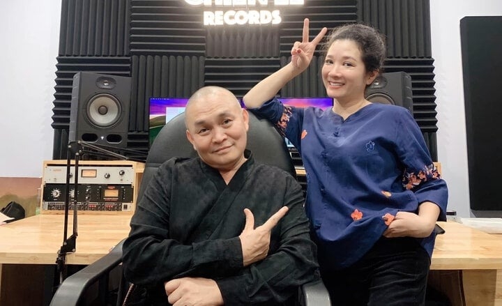 Thanh Thanh Hiền và NSƯT Xuân Hinh là cặp đôi đẹp trên sân khấu hài phía Bắc. Vì thường xuyên diễn cùng và quá ăn ý nên nữ nghệ sĩ bị nhiều người nhầm là bà xã của Xuân Hinh. Thanh Thanh Hiền cho hay giữa cô và đàn anh chỉ đơn thuần là tình đồng nghiệp: "Làm gì có chuyện yêu đương giữa tôi và anh Xuân Hinh. Tôi còn thân với cả chị Lan vợ anh Hinh nữa nên chúng tôi có đóng chung với nhau cũng không sợ ghen".