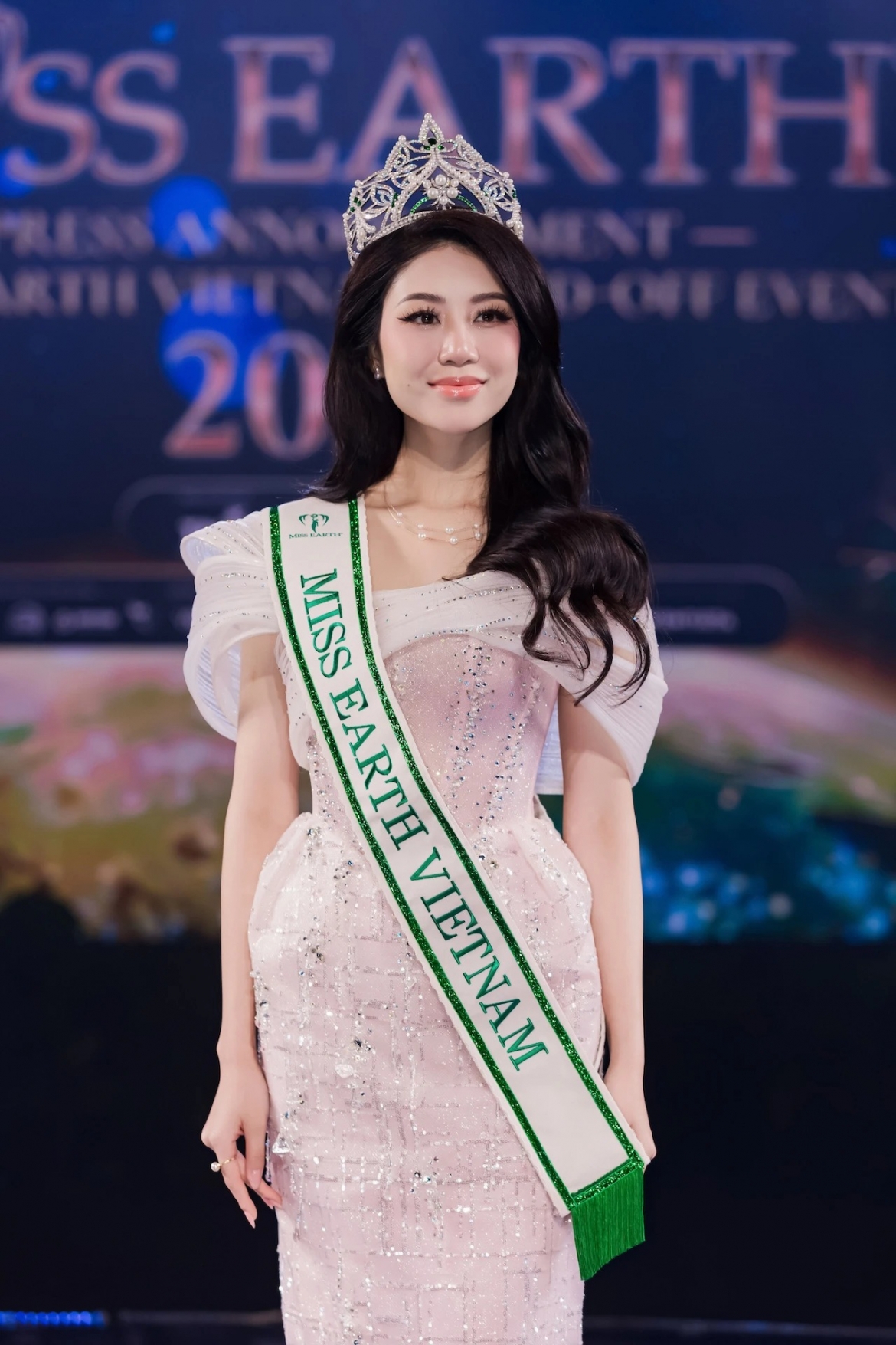 Đỗ Thị Lan Anh - tân Miss Earth Vietnam, chính thức được công bố là đại diện của Việt Nam tại Hoa hậu Trái đất 2023. Người đẹp sở hữu nhan sắc cuốn hút, tiếng Anh trôi chảy nhờ nhiều năm sống, học tập ở nước ngoài.