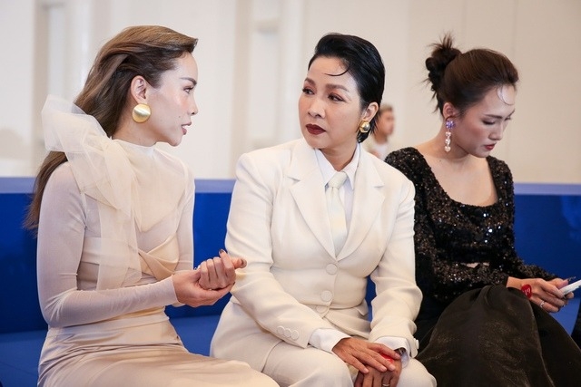 Mỹ Linh chia sẻ chính nhạc sĩ Anh Quân là người khích lệ cô ra ngoài trải nghiệm nhiều điều mới mẻ khi thấy cuộc sống hiện tại của vợ ổn định và nhẹ nhàng. Anh muốn bạn đời có cơ hội gặp gỡ thêm nhiều người, sống vui vẻ và tràn đầy năng lượng tích cực.