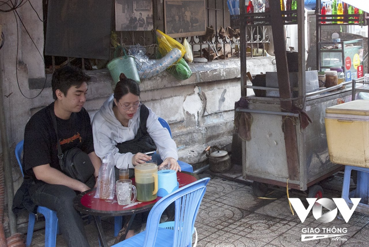 Một món thức uống đặc biệt và khá nổi tiếng ở chợ Thủ đô là cà phê vợt Ba Lù. Quán mở từ 2 giờ sáng tới 17 giờ để phục vụ tiểu thương và những người già dậy sớm.