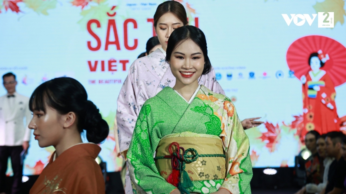 Họa tiết sóng nước, chim hạc và vẻ đẹp các loài hoa cúc, hoa anh đào (sakura)... khoe sắc, được tạo hình trên vải lụa.