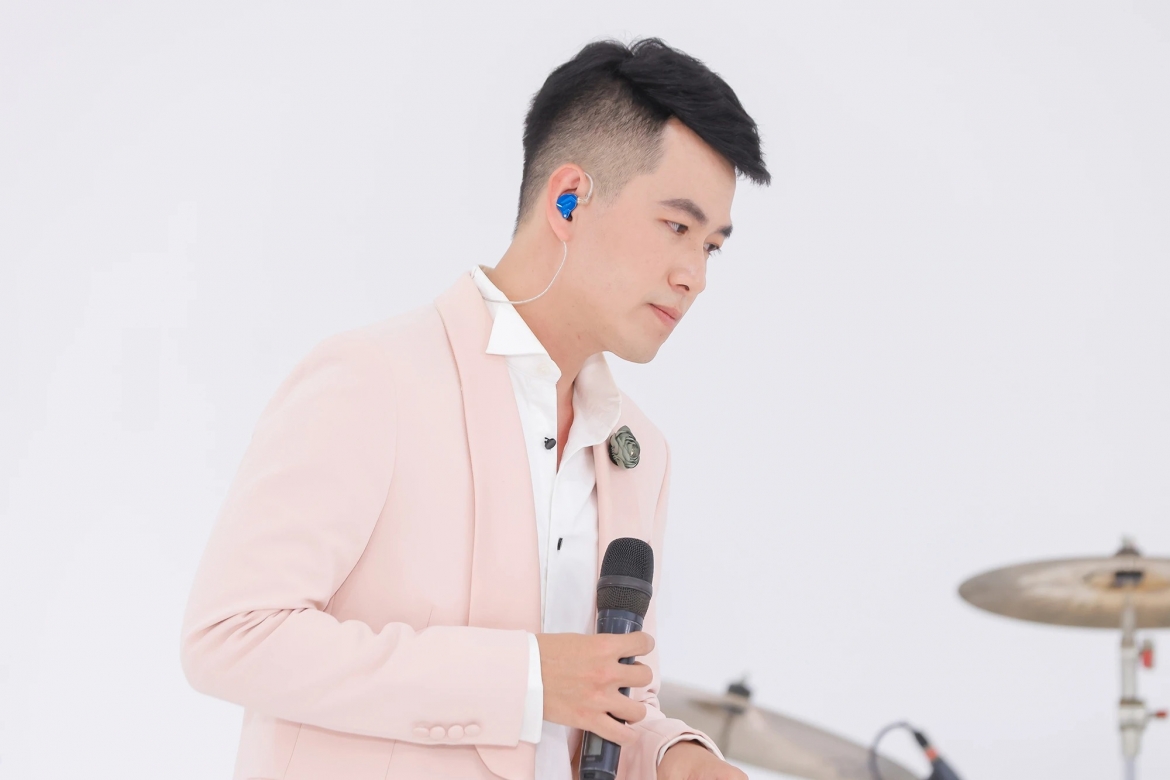Đối với Hồ Trung Dũng, màu tím là một màu sắc đặc biệt và mang đến cho anh nhiều cảm xúc. Vậy nên phòng ngủ của nam ca sĩ cũng được trang trí bởi tông màu này. 