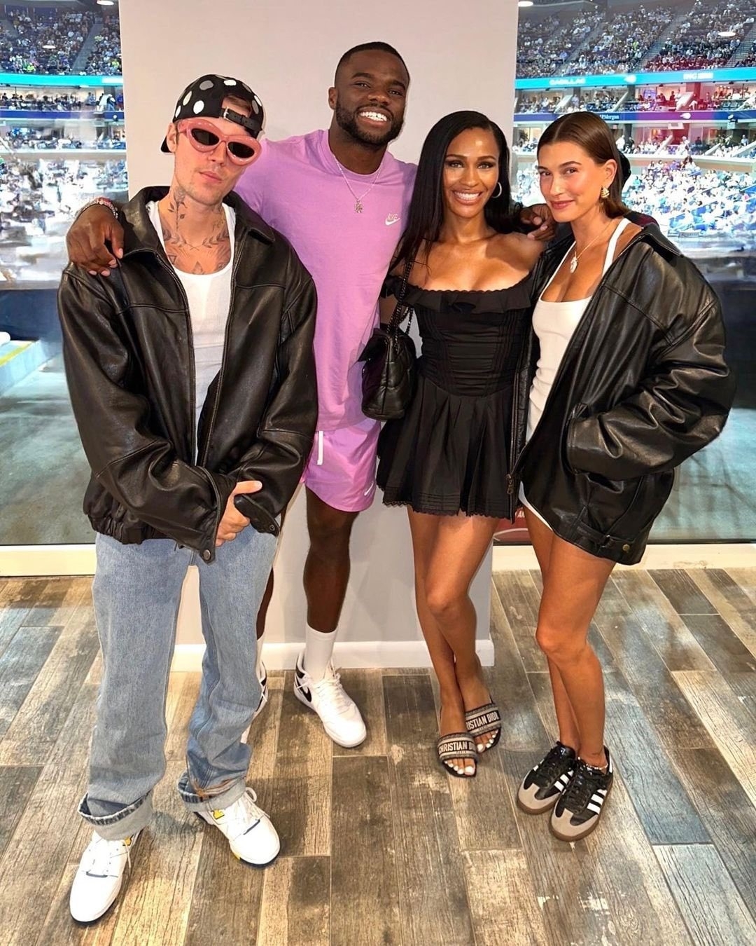 Nếu Hailey thường xuyên xuất hiện với vẻ ngoài thanh lịch, sành điệu thì ông xã Justin Bieber của cô lại không được gọn gàng, tinh tươm như vậy. Giọng ca "Baby" thích ăn diện theo kiểu tùy hứng, đôi khi là luộm thuộm đến khó tả. 