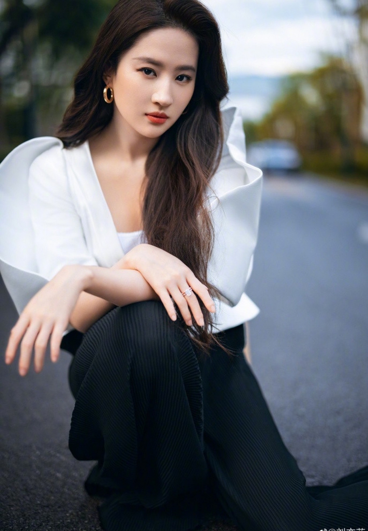 Không chỉ là nữ diễn viên nổi tiếng của điện ảnh Trung Quốc hiện nay, Lưu Diệc Phi còn khiến người hâm mộ trầm trồ về trình độ học vấn. Lưu Diệc Phi từng có thời gian học tập và sinh sống tại Mỹ trước khi về Trung Quốc gây dựng sự nghiệp. Cô từng đỗ Học viện Điện ảnh Bắc Kinh (Trung Quốc) năm 15 tuổi và là sinh viên nhỏ tuổi nhất trong lịch sử của trường. 