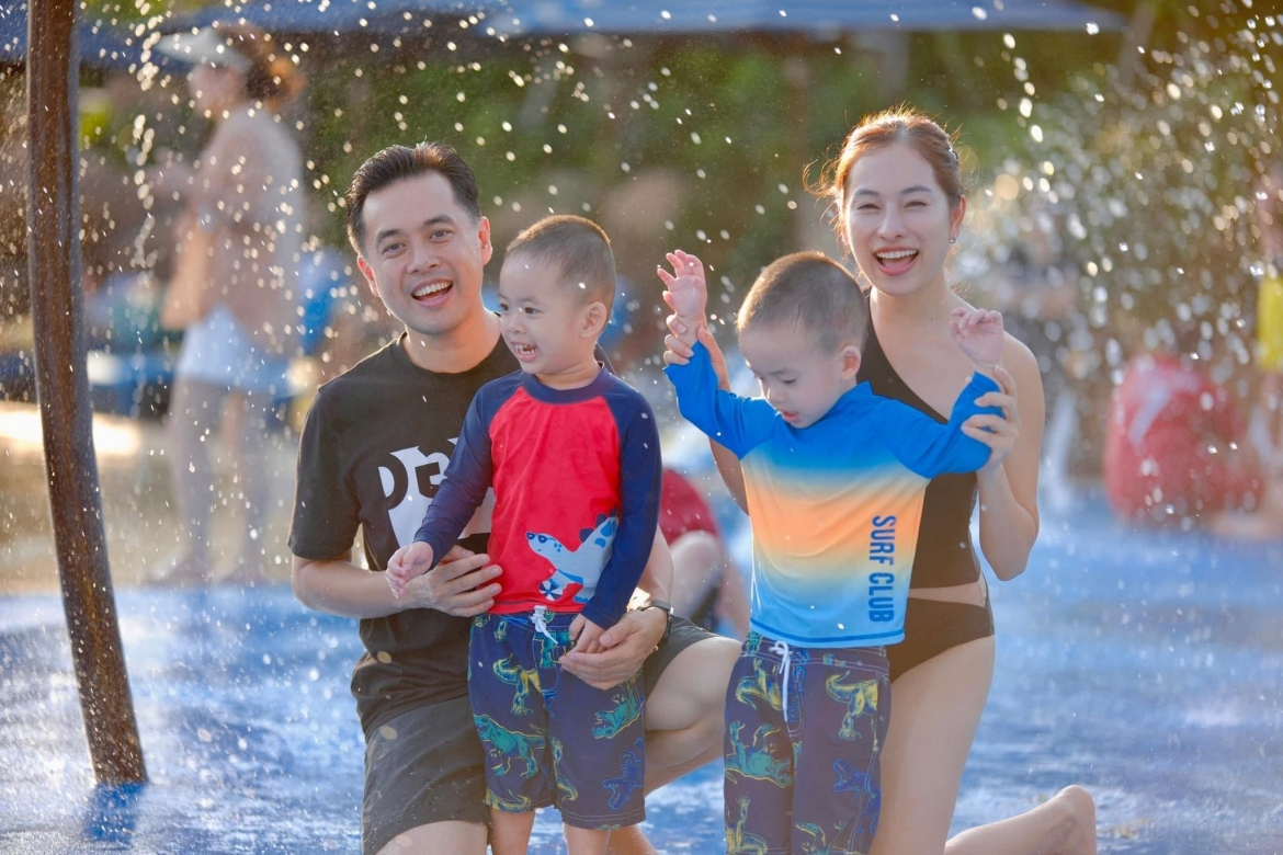 "Duyên luôn xinh đẹp như ngày đầu! Mỗi sáng thức dậy, tôi thường quay sang nhìn vợ đầu tiên, thấy rất yêu và hài lòng", nhạc sĩ Dương Khắc Linh nói về bà xã Sara Lưu.