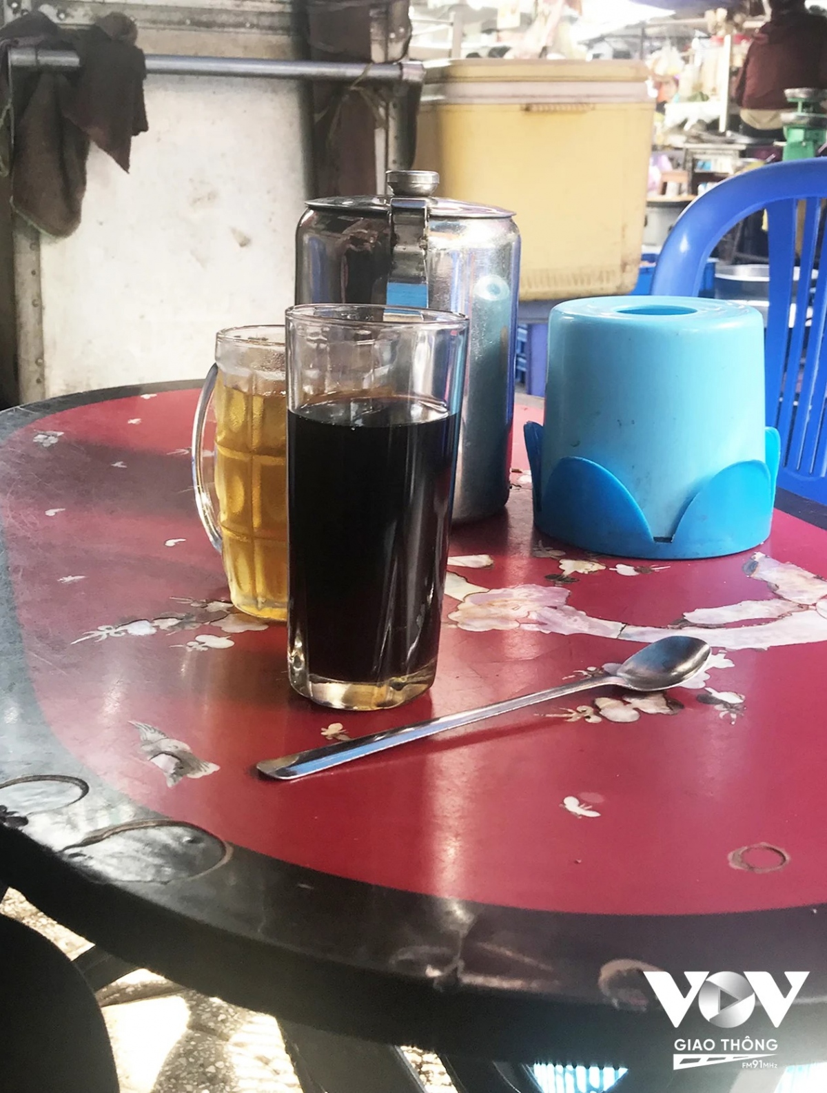 Cà phê vợt Ba Lù phải được uống khi còn ấm nóng mới đúng vị.