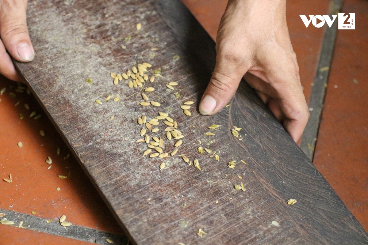 Để có một mẻ cốm ngon, trong suốt quá trình rang, người làm phải canh lửa điều chỉnh nhiệt liên tục. Ước lượng miết tay hạt lúa mềm, dẻo là đủ độ. Trung bình mỗi mẻ cốm rang thường kéo dài khoảng hơn 2 tiếng đồng hồ