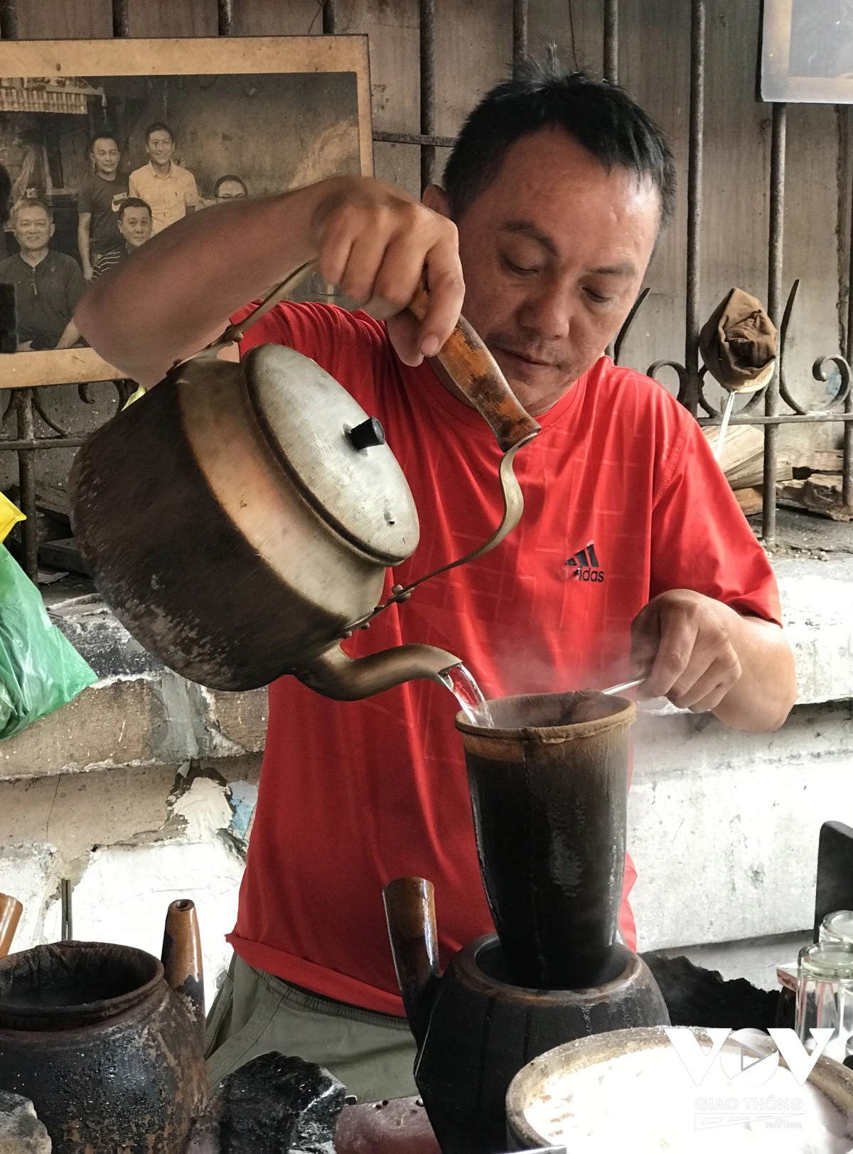 Anh Chung Hùng (người Việt gốc Hoa), chủ quán cà phê Bà Lù cho biết, đặc trưng của quán là không sử dụng phin mà chiết, pha hoàn toàn bằng vợt. Để giữ hương vị cà phê không đổi thì phải dùng siêu nấu thuốc bắc để vợt hạt.