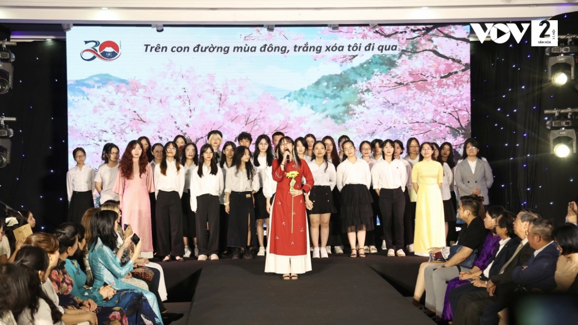 Nhóm giảng viên và sinh viên trường ĐH Ngoại ngữ, ĐH Quốc gia HN trình bày bài hát “Và hoa sẽ nở - Hana wa saku ôpop pop”.