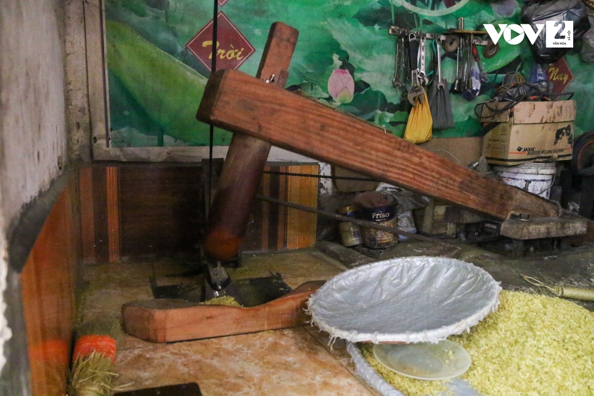 Cốm rang xong được xát vỏ rồi phải mang giã ngay, không được để nguội.