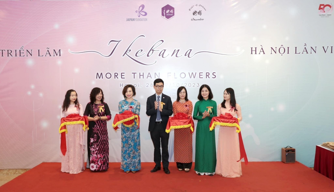 Ông Osuka Shoyo - đại diện Quỹ Giao lưu Quốc tế Nhật Bản tại Việt Nam cắt băng khai mạc Triển lãm