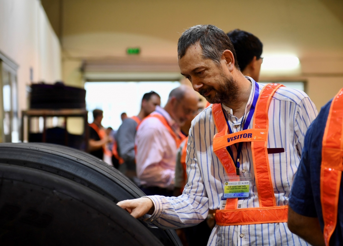 Các chuyên gia quốc tế đã thăm quan, khảo sát cơ sở bảo dưỡng máy bay tại sân bay Nội Bài (Hà Nội) của Công ty Kỹ thuật máy bay VAECO